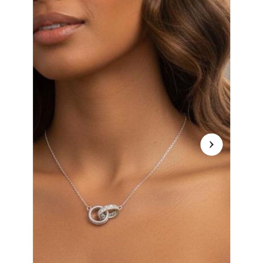 The dual perfection pendant necklace in 925 silver.
